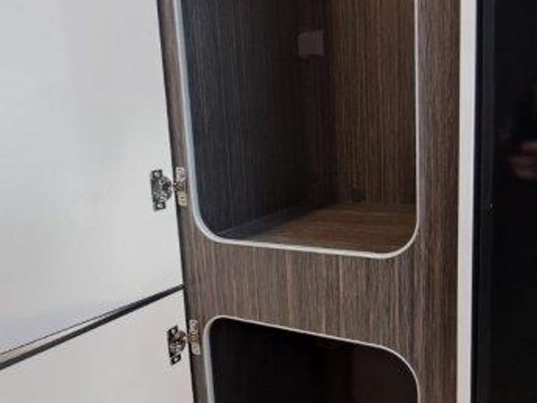 6.99 M LETTO TRASVERSALE POSTERIORE 5 POSTI OMOLOGATI, CON BASCULANTE A PORTA LIBERA E GRAN LIVING