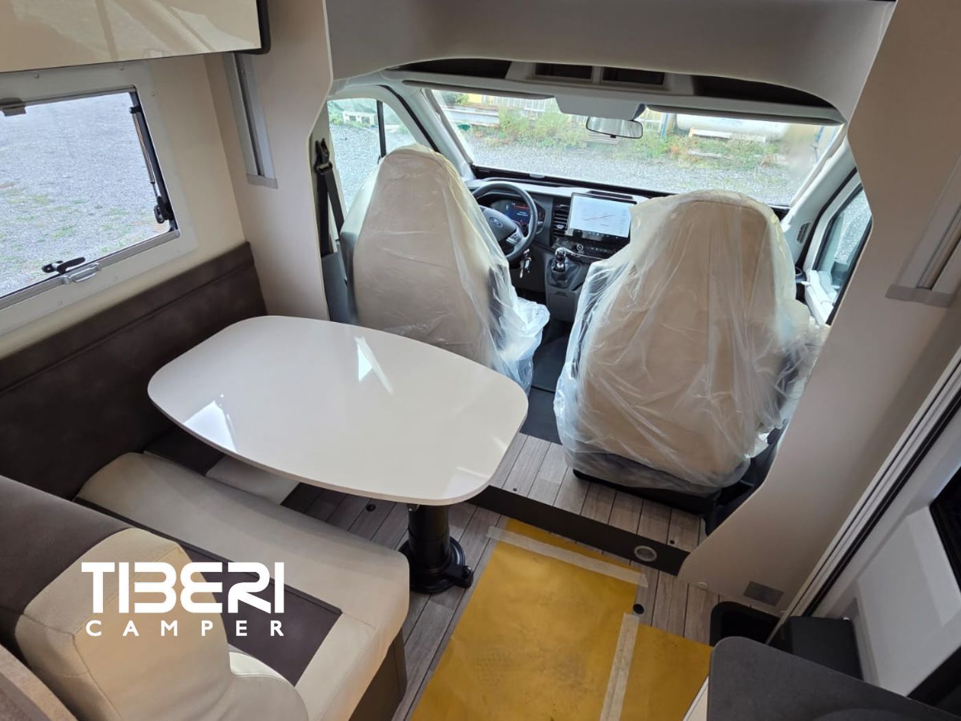 Zona giorno luminosa con skyroof e tavolo con gamba telescopica