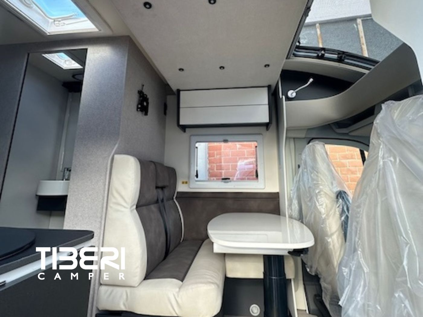 Zona living con tavolo regolabile del McLouis Slim 339