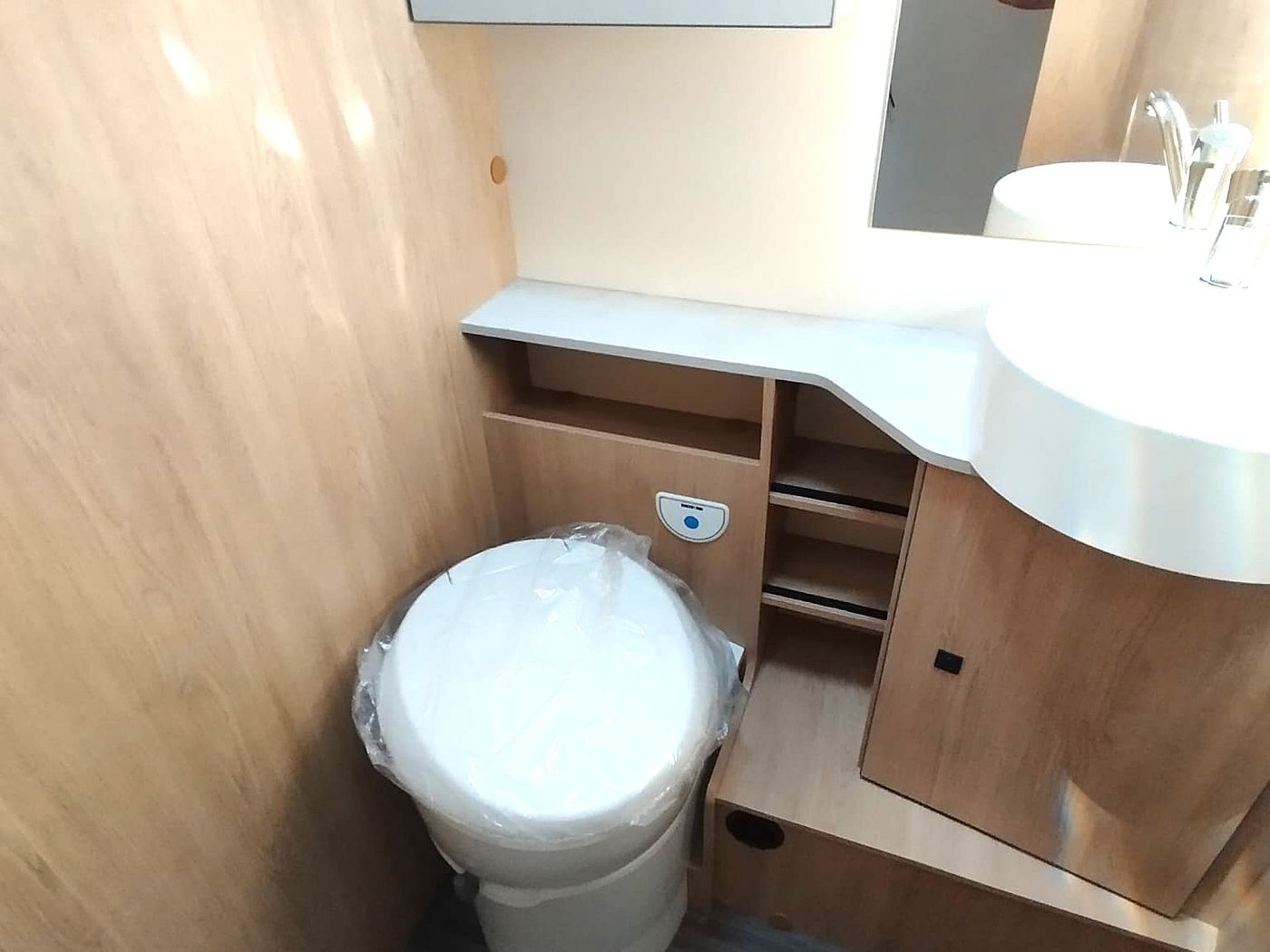 HORON 65 XT SELEKT semintegrale con bagno e doccia separati e ampio garage